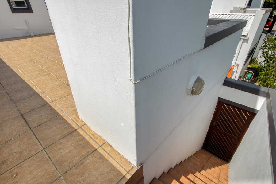 To Let 6 Bedroom Property for Rent in Greenways Golf Estate Western Cape